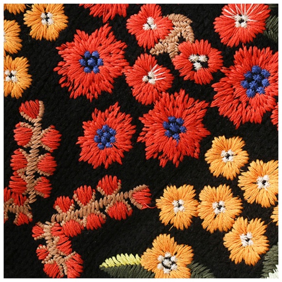 🌺 Black Colorful Embroidery Sweater - Picture 5 of 6